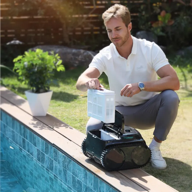De filterkorf van bovenaf uit de zwembadrobot nemen