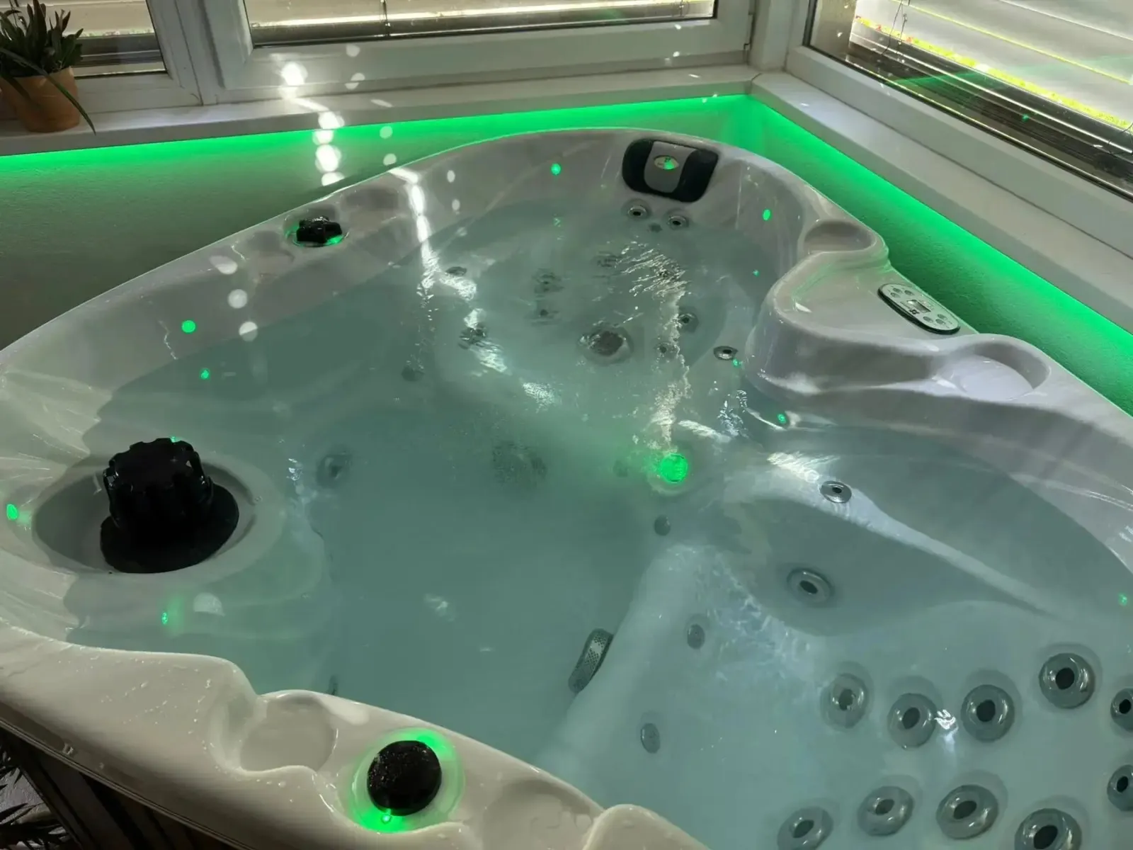 Heart Spa | Sterling White with DARK GREY